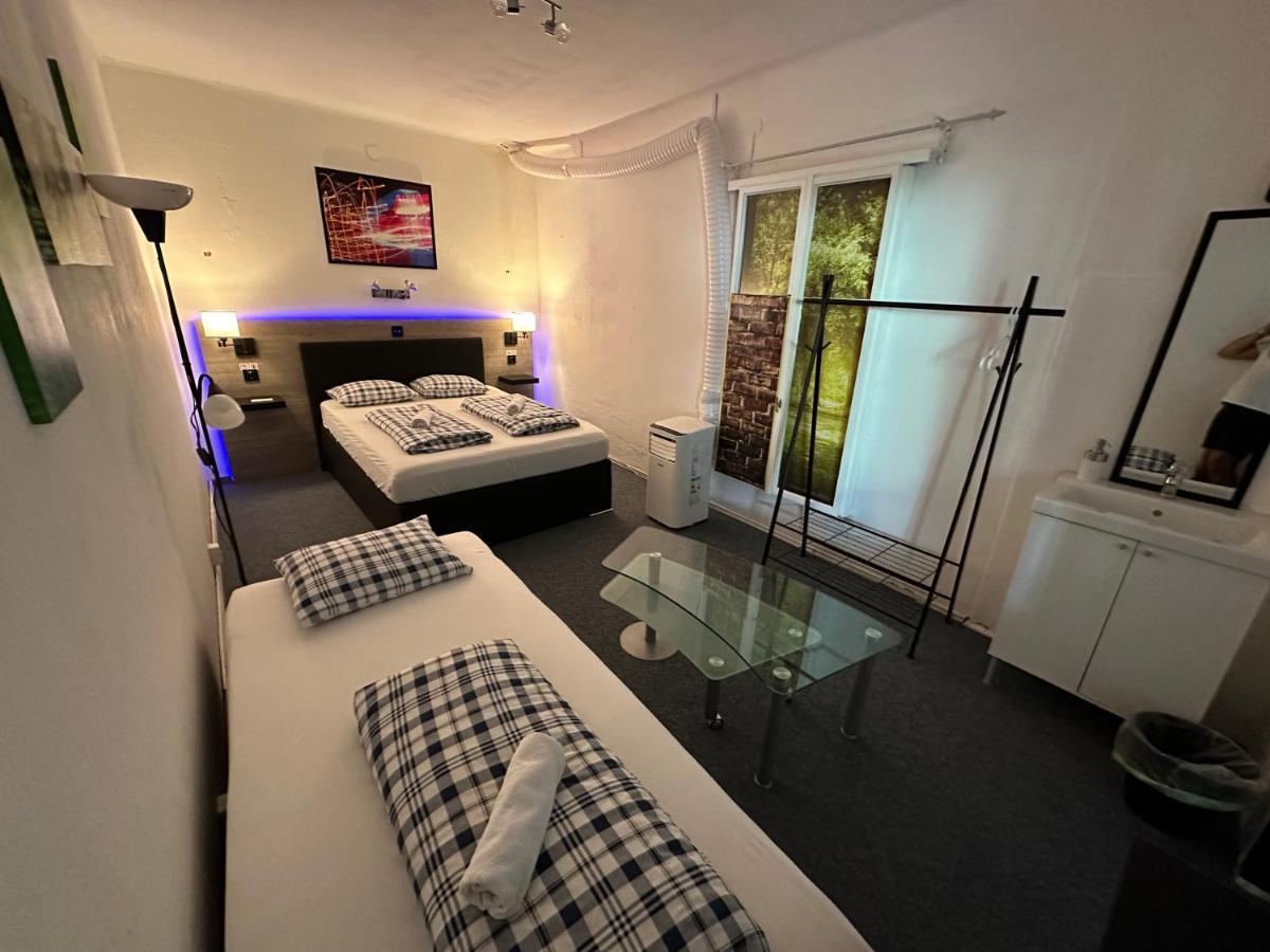 Hostel Lovely Rooms, City Center, Shared Bathroom, Windows To Corridor Villach Exterior foto